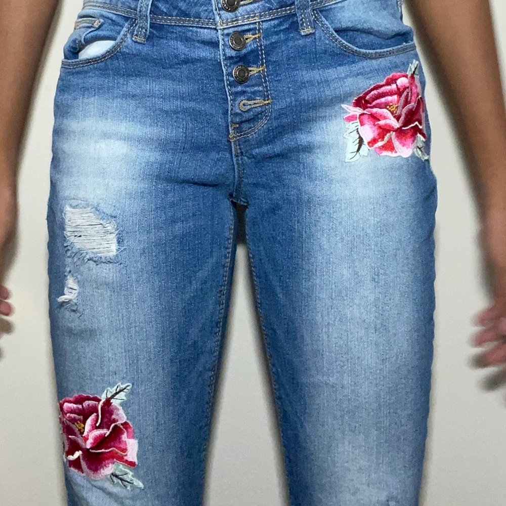 Jeans with flower appliqués